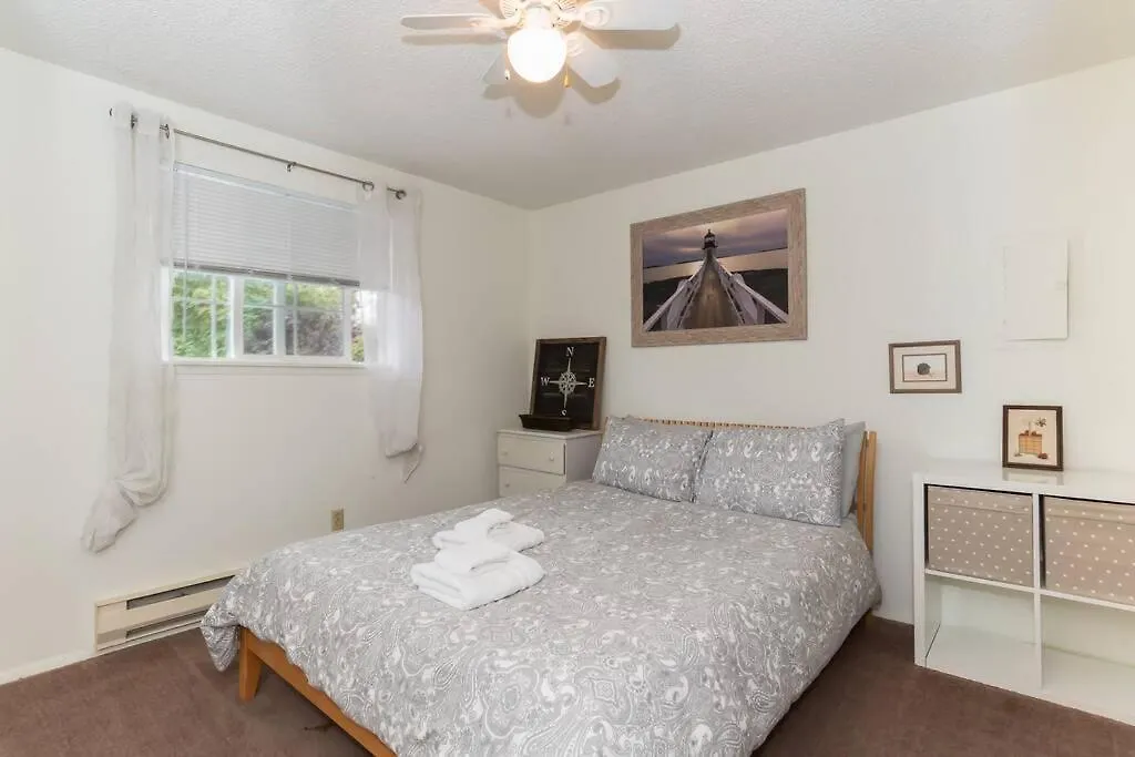 Contemporary, Marine 2Bd/1Ba Apartment C In Kent
